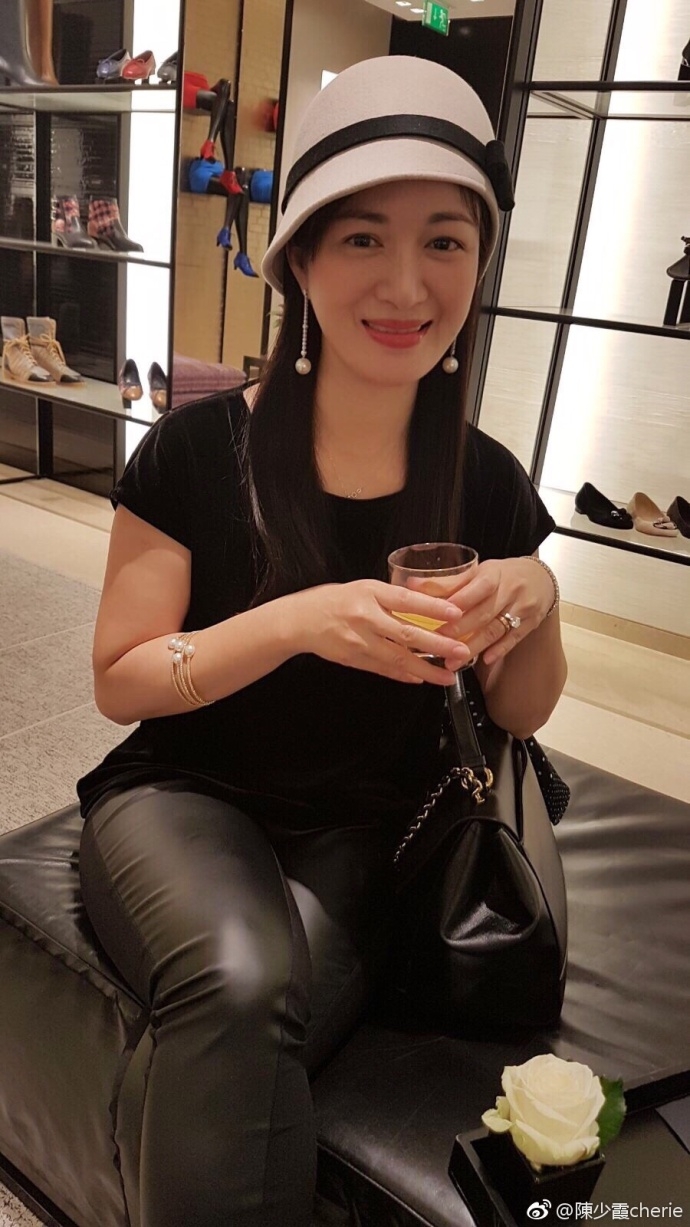 "双儿"陈少霞与老公游米兰 街头甜蜜自拍美丽依旧