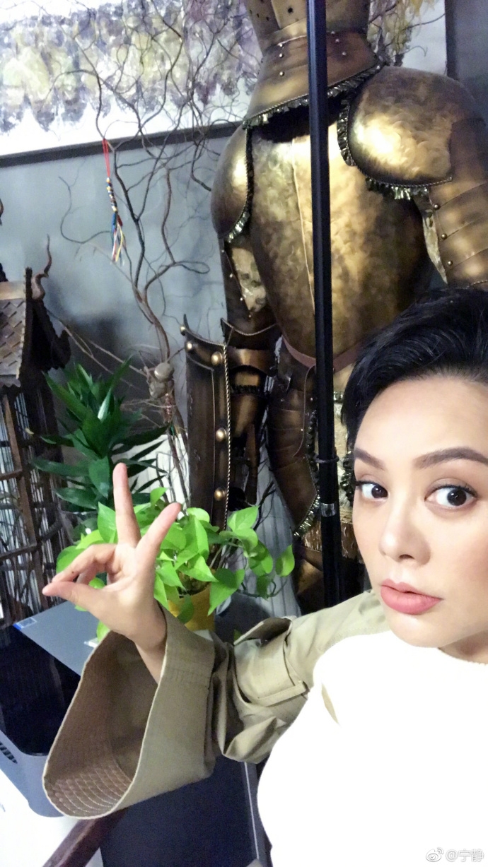 组图宁静超短发造型帅气十足眼神犀利不失妩媚