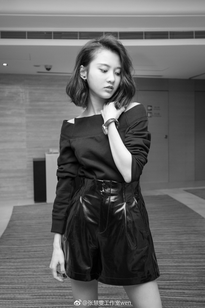 组图张慧雯穿黑色套装露香肩凌乱短发眼神妩媚