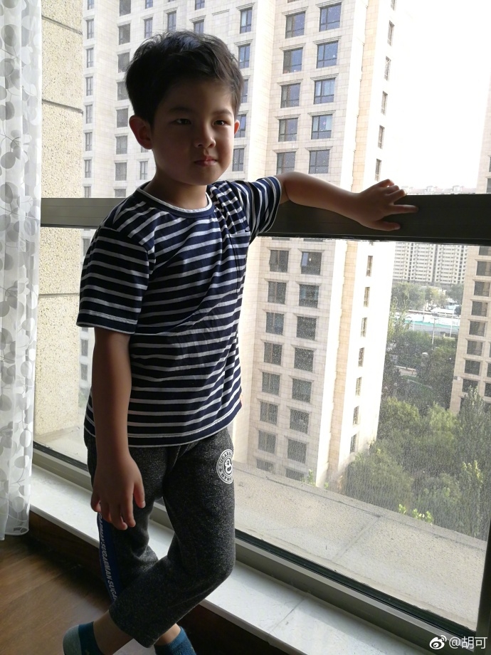 胡可晒安吉新发型撩起刘海 秒变小绅士帅气可爱