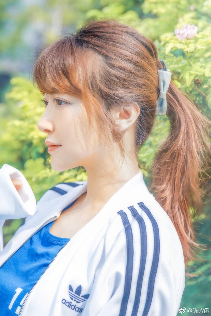 组图:陈紫函马尾辫搭配运动服 清新十足满满少女感