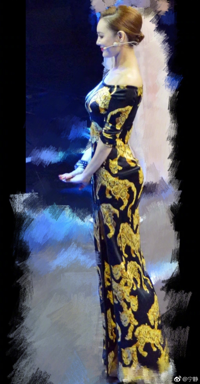 组图:宁静穿紧身开叉长裙大秀曲线 前凸后翘超有料