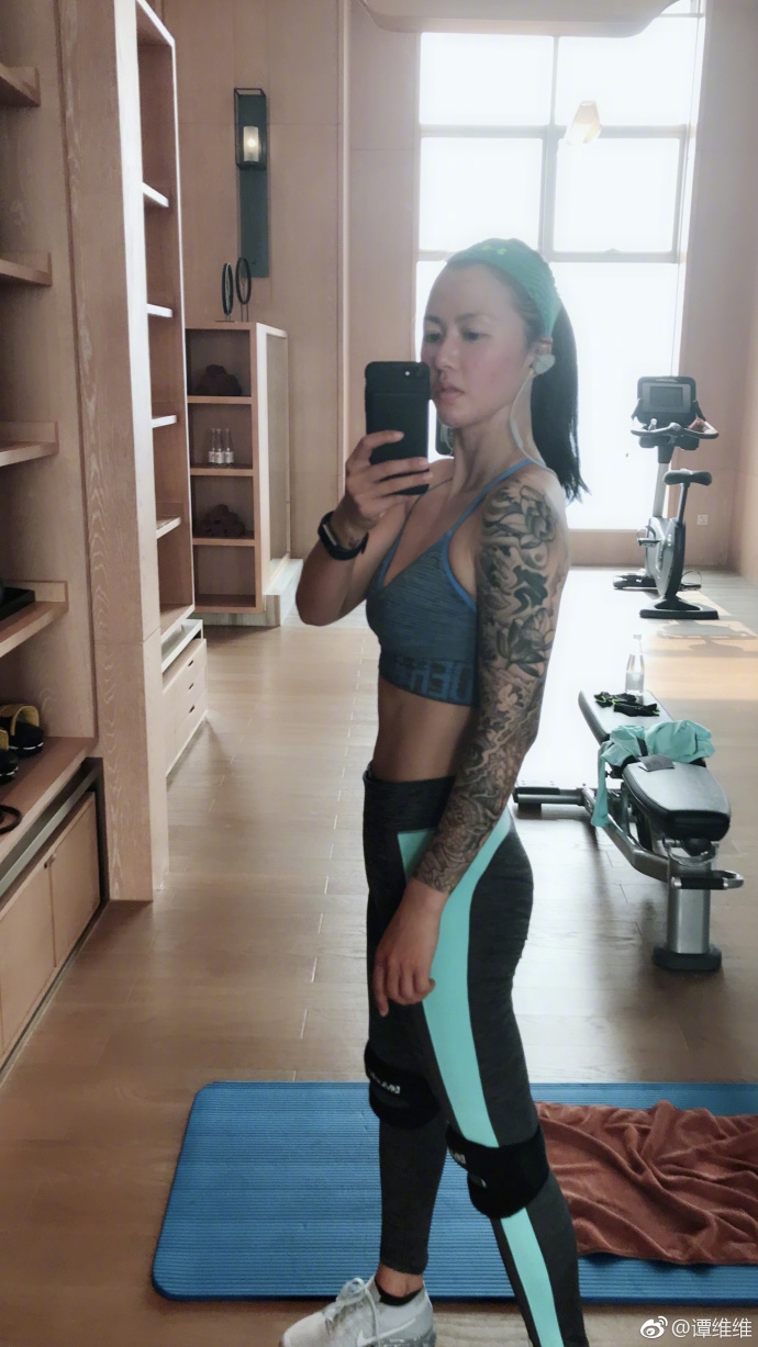 组图:谭维维健身自拍身材极致 马甲线明显纹身超霸气