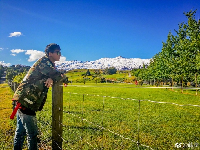 韩庚新西兰故地重游 躺草地享受阳光潇洒帅气