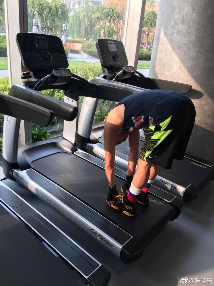 陈晓东夫妇甜蜜健身 肌肉健硕大秀好身材