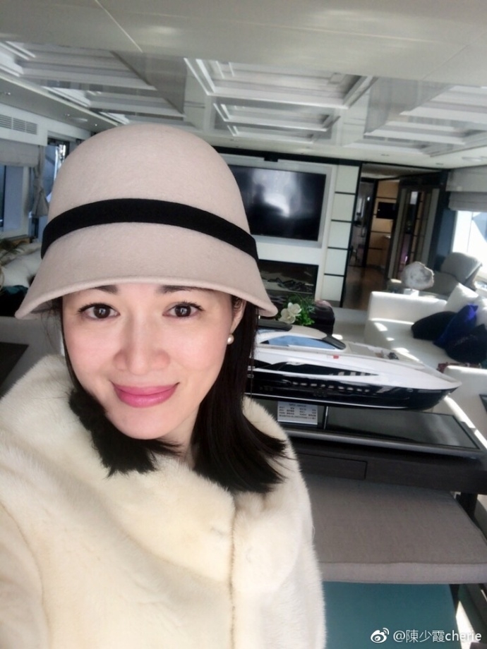 组图:陈少霞同老公游大连恩爱十足 气色超好展现冻龄魅力