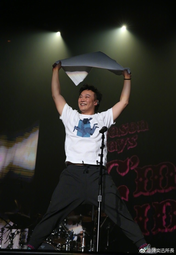 陈奕迅演唱会不忘耍宝 台上开怀大笑尽显搞怪本色