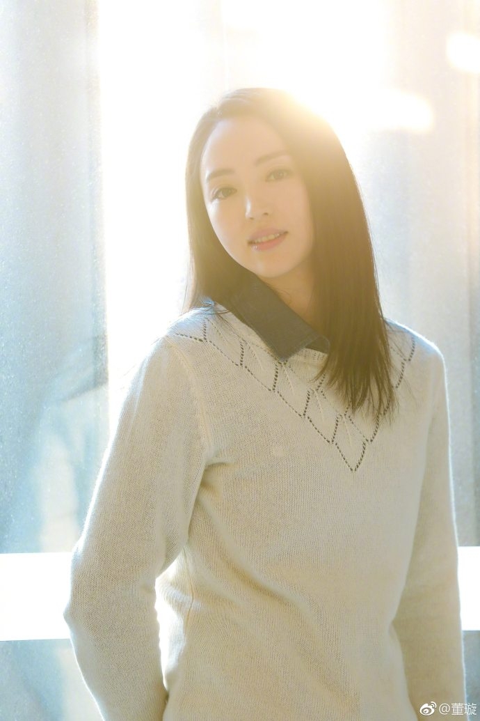 组图董璇穿短裙配帆布鞋自称校花眼神温柔亲切感十足