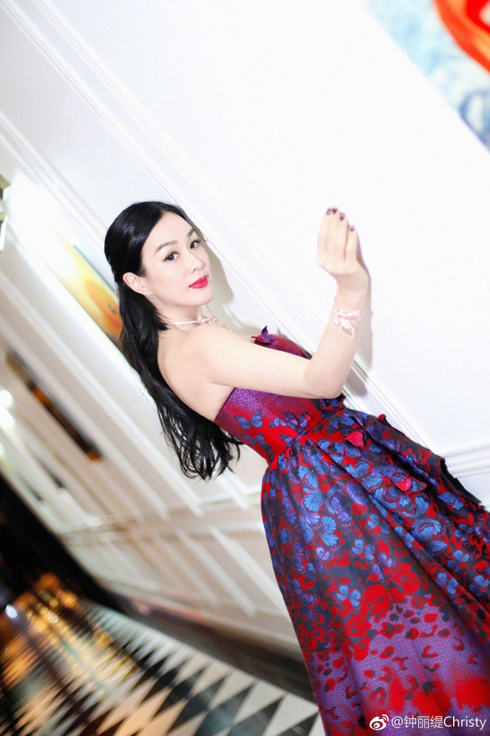 21 17:12:26 1 / 5 新浪娱乐讯 11月21日,钟丽缇晒出一组自己出席活动