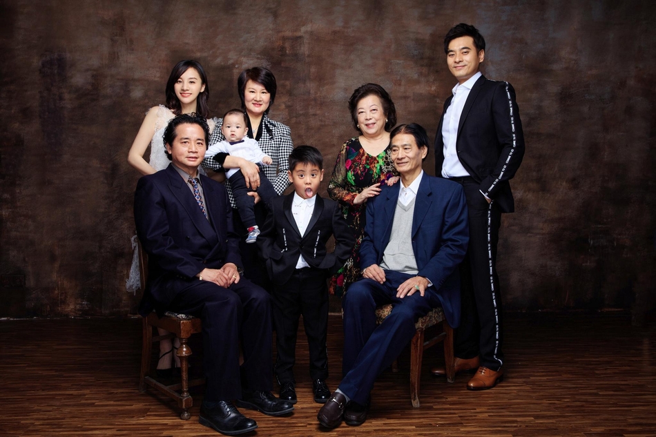 组图陈龙章龄之全家福曝光小儿子罕见正脸出镜呆萌讨喜