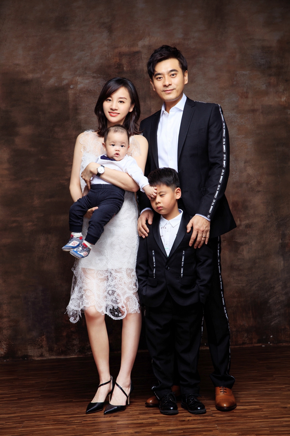 组图:陈龙章龄之全家福曝光 小儿子罕见正脸出镜呆萌讨喜_高清图集