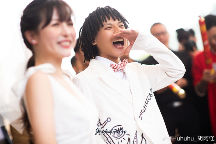 组图:布瑞吉娇妻晒婚礼美照 穿婚纱手牵手浪漫又唯美