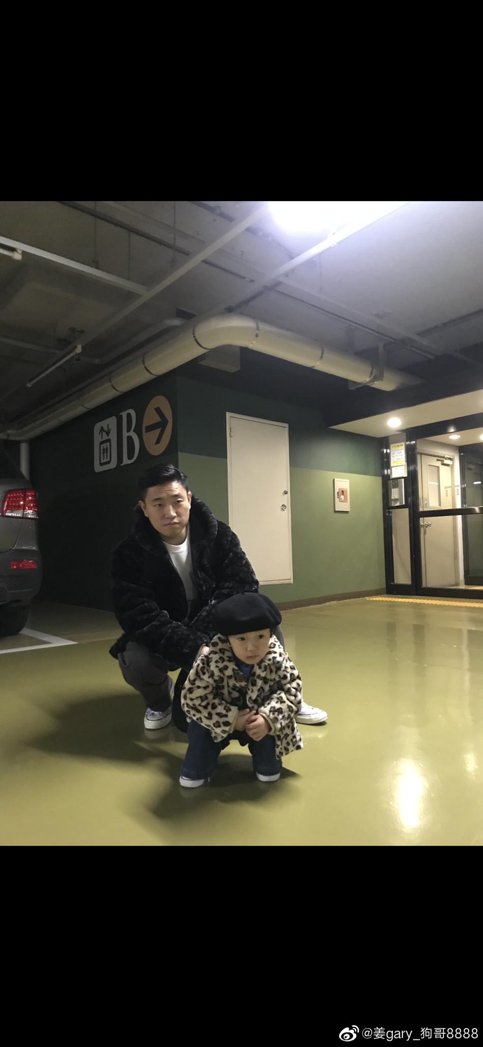 组图:姜gary和儿子停车场摆拍 小好穿豹纹外套戴花丝巾很潮