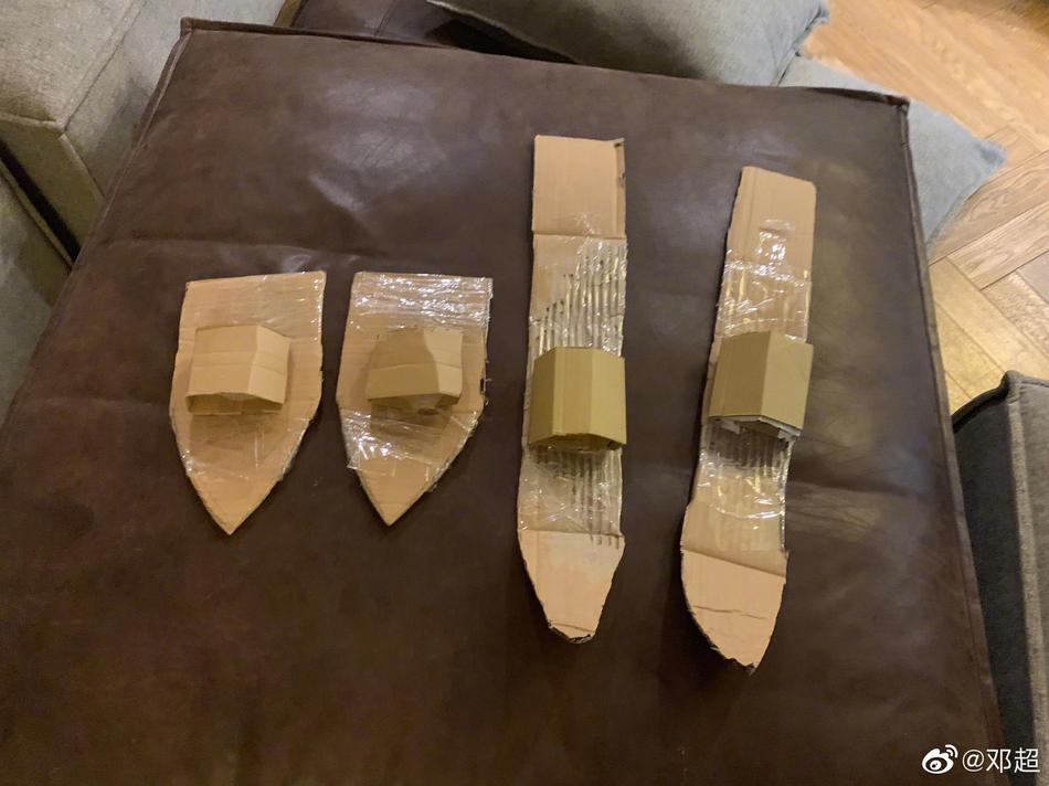 组图:等等小花想在家滑雪 邓超用纸板自制滑雪工具有创意