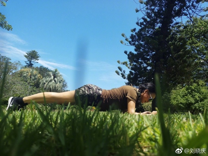 刘晓庆草地健身晒照 年过六十身材依旧大秀美腿