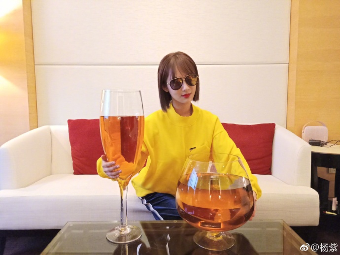 组图:杨紫晒超大酒杯变身表情包 自侃酒量不好只喝一杯_高清图集_新浪