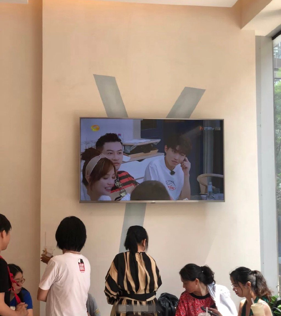 组图：王俊凯爸妈同框亮相奶茶店开张 店内播儿子节目超暖心
