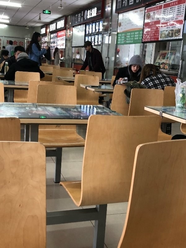 组图:北电开学关晓彤现身校园 戴灰色兜帽被赞又瘦又高