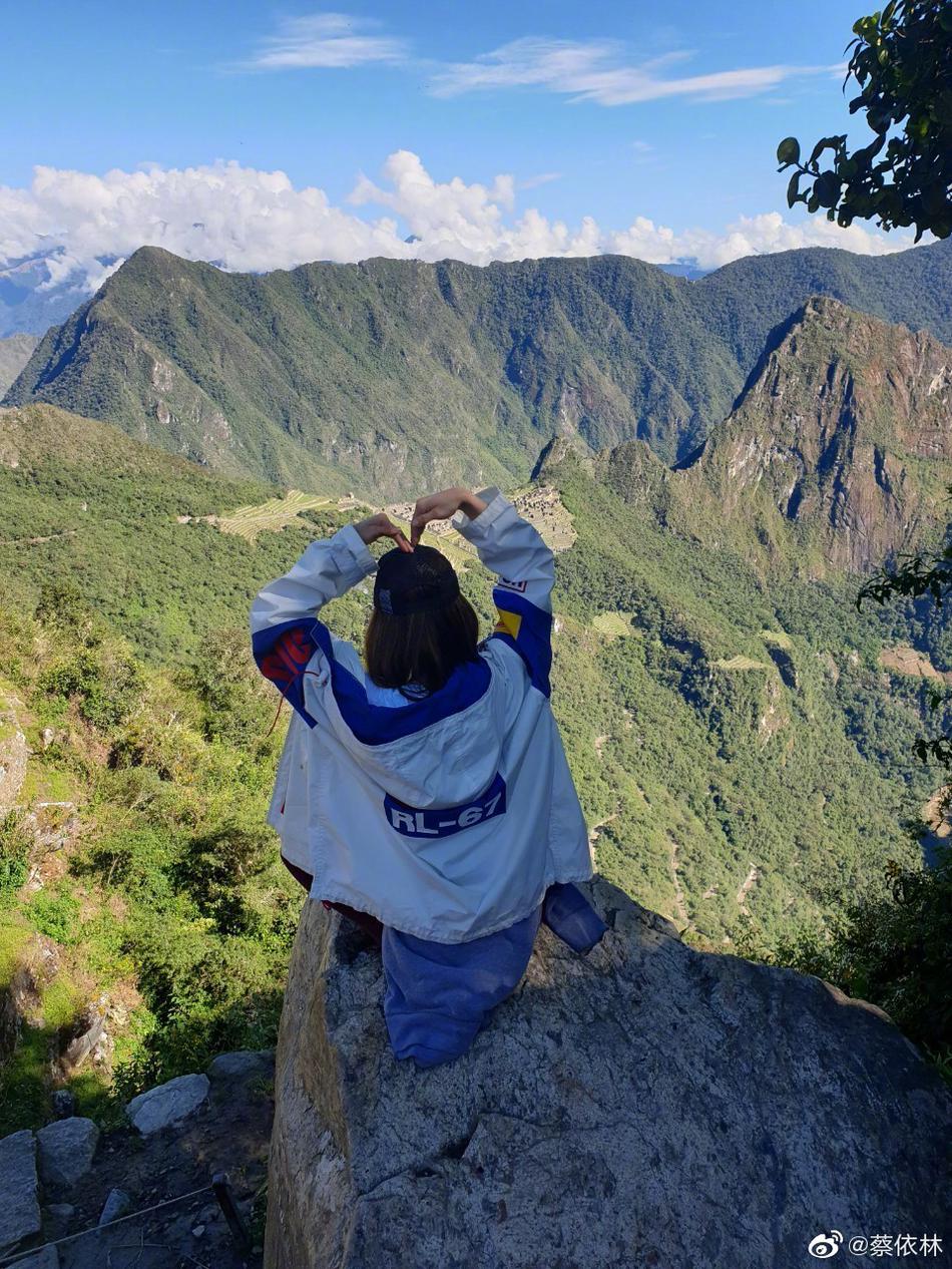 组图:蔡依林完成心愿与羊驼合影 爬到山顶坐悬崖边比心远眺