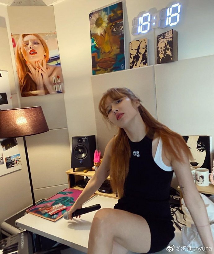 组图:泫雅穿黑色背心裙小秀性感 坐桌上悠闲对镜美腿吸睛