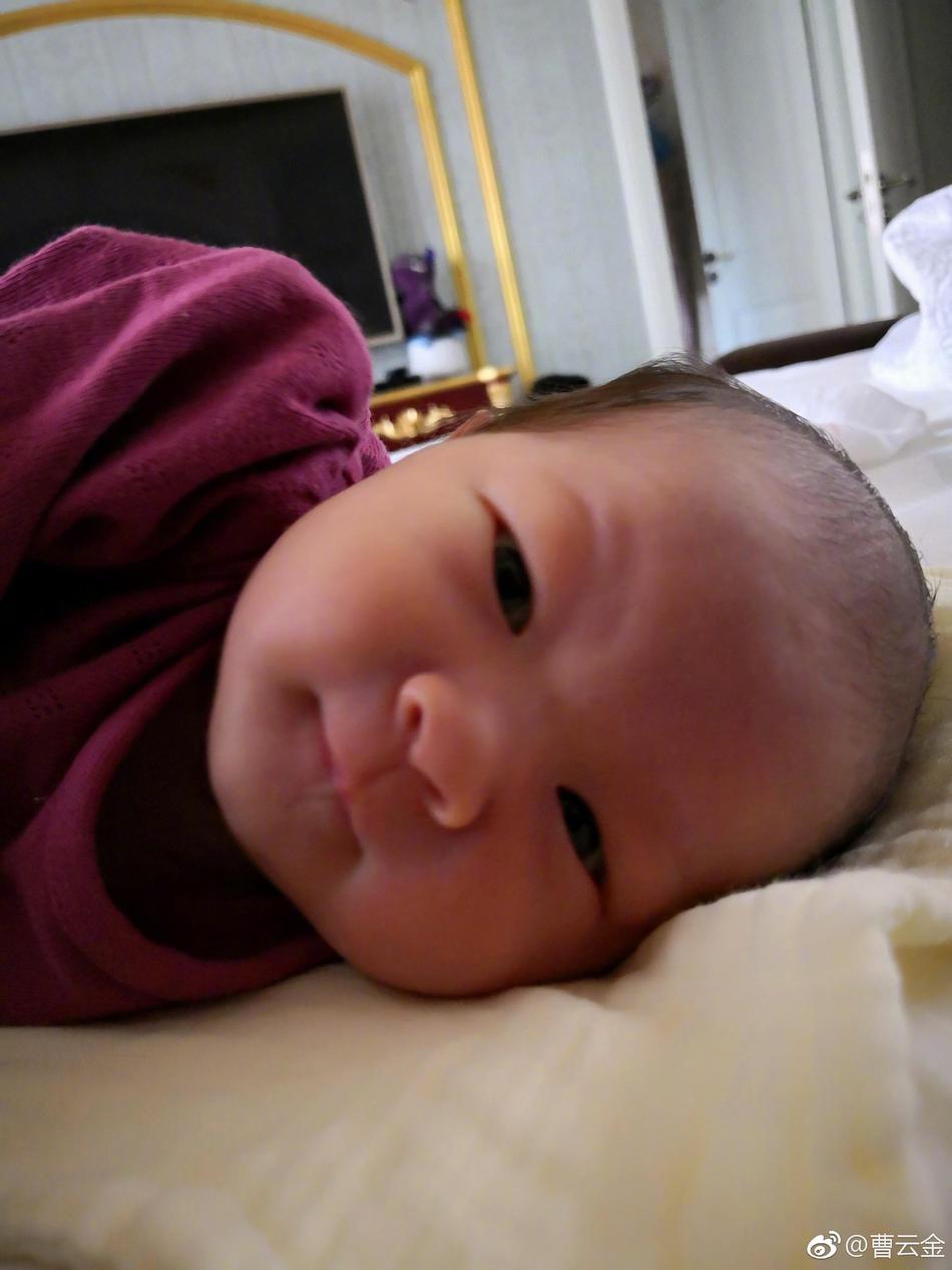 组图:新晋奶爸曹云金晒女儿近照 小baby脸蛋通红抿嘴可爱