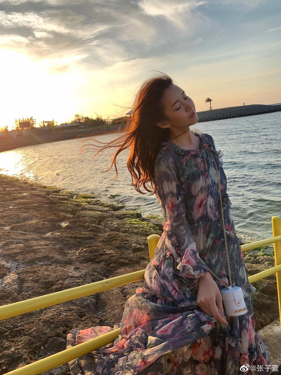 组图张子萱穿碎花裙甜美可人在夕阳下蹦跳秀发飞扬很少女