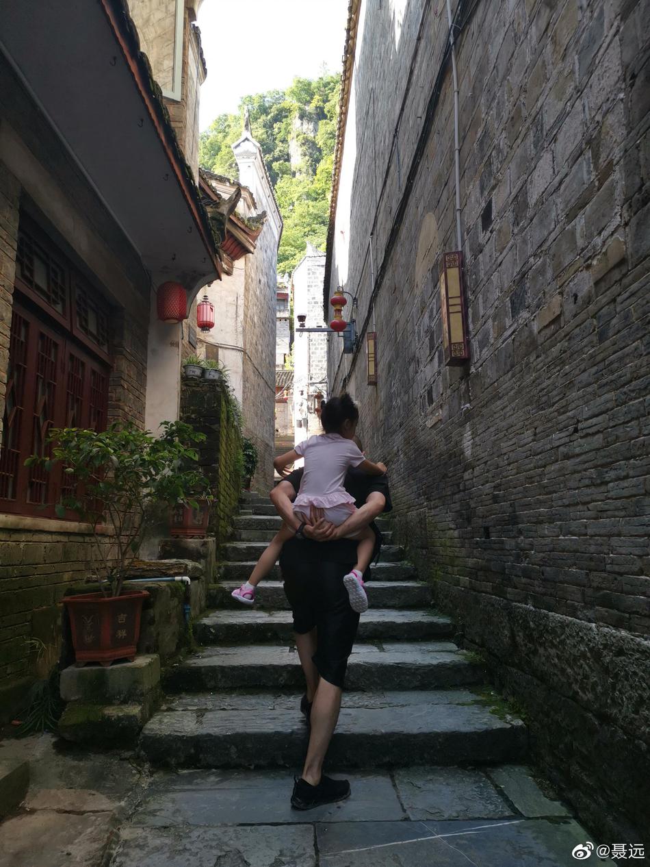 组图:聂远背女儿重走童年回忆之路 背影高大父爱满满
