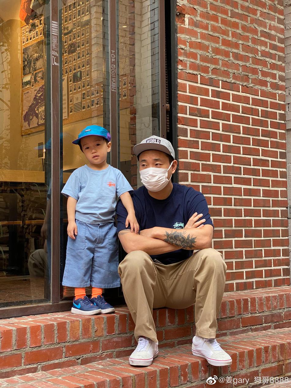 组图:姜gary陪儿子庆祝儿童节 小好一身蓝很潮橘色袜子抢镜_高清图集