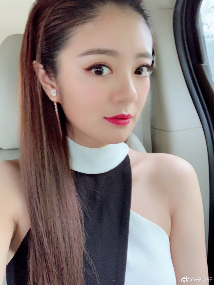 组图:安以轩穿挂脖晚礼服小露香肩 以手托腮钻戒超抢镜