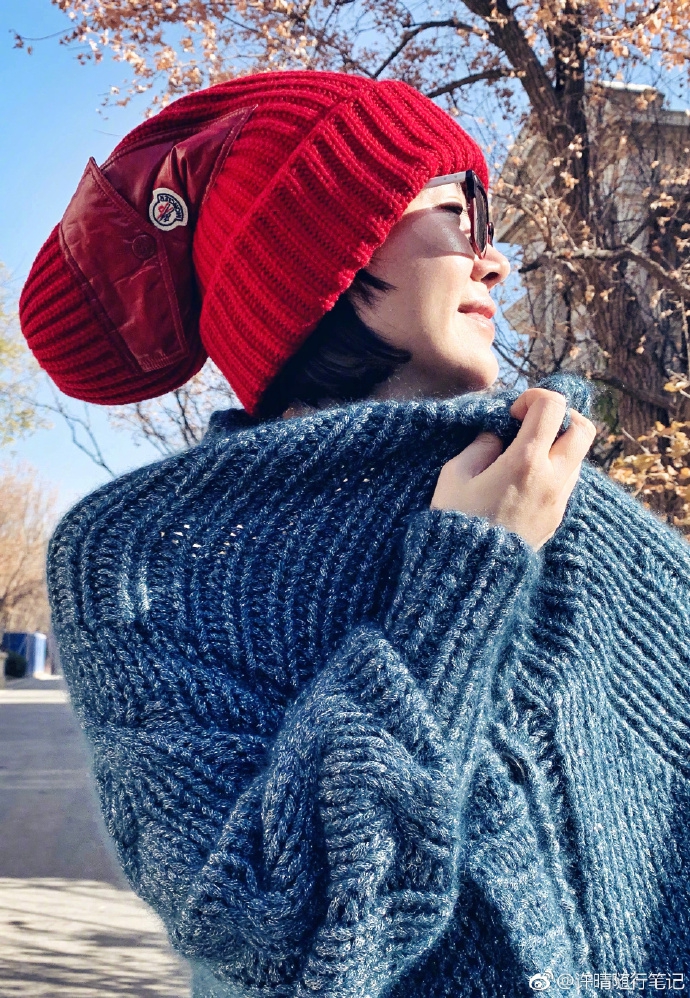 组图:许晴戴红帽穿高领毛衣秀冬日穿搭 捂嘴娇笑很可爱