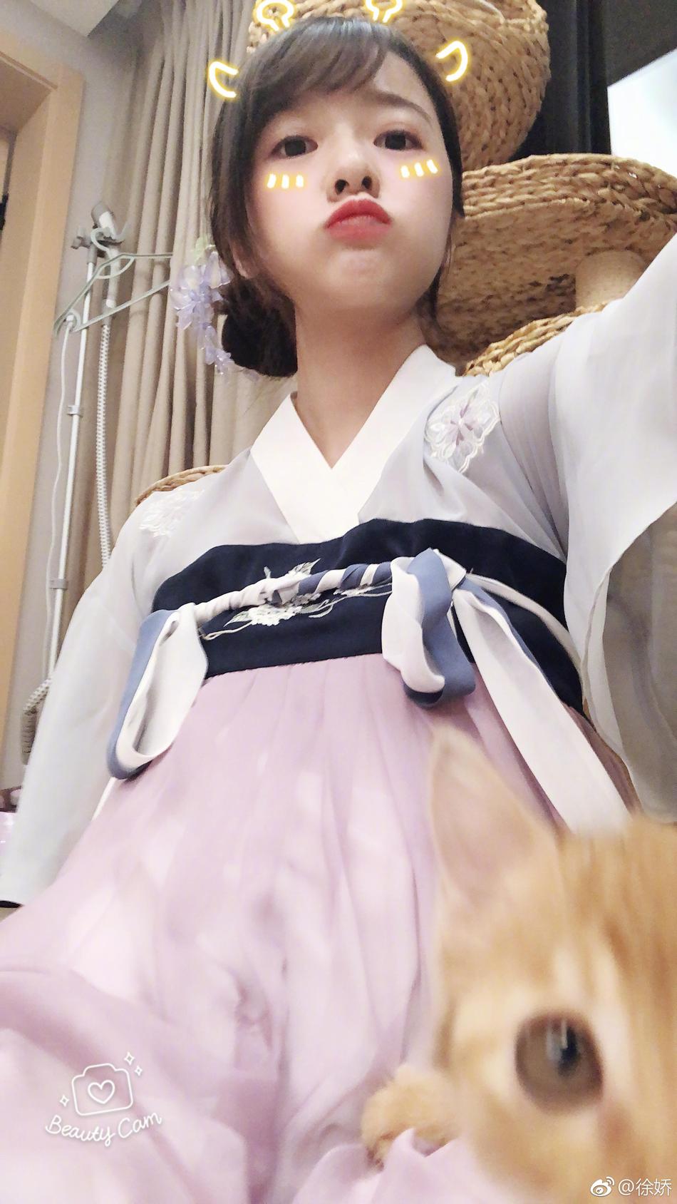 组图:徐娇穿汉服梳精美发髻温婉动人 仰拍俯拍颜值均在线