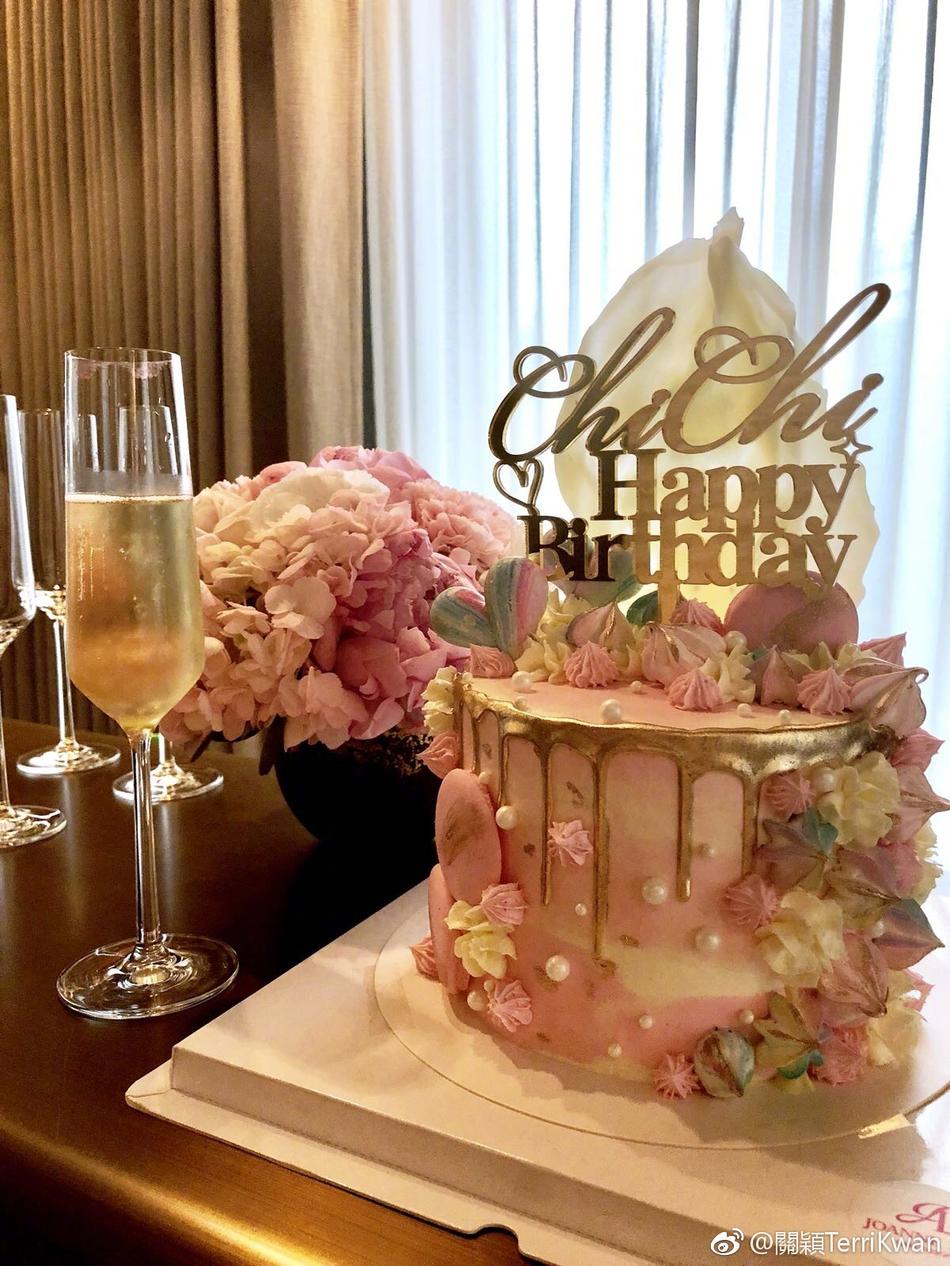 组图:名媛关颖和闺蜜开睡衣趴秀美腿 香槟蛋糕很有气氛