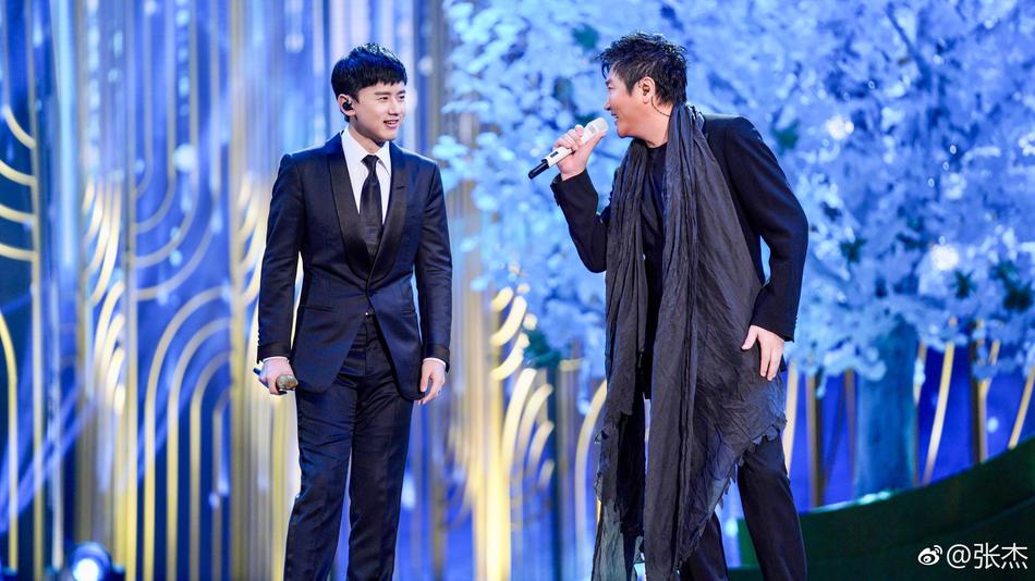 组图:回忆杀!张杰10年后为俞灏明颁奖合唱《最美的太阳》