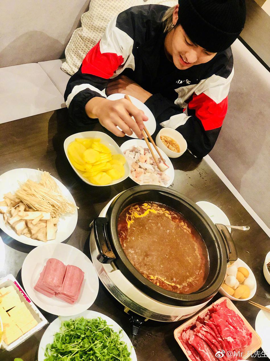组图:吴亦凡吃火锅不吃香菜 撞色外套新潮小胡茬男人味足_高清图集
