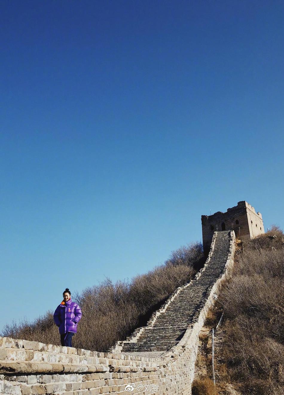 组图:不到长城非女汉纸!刘雯穿羽绒服背带裤活力满满