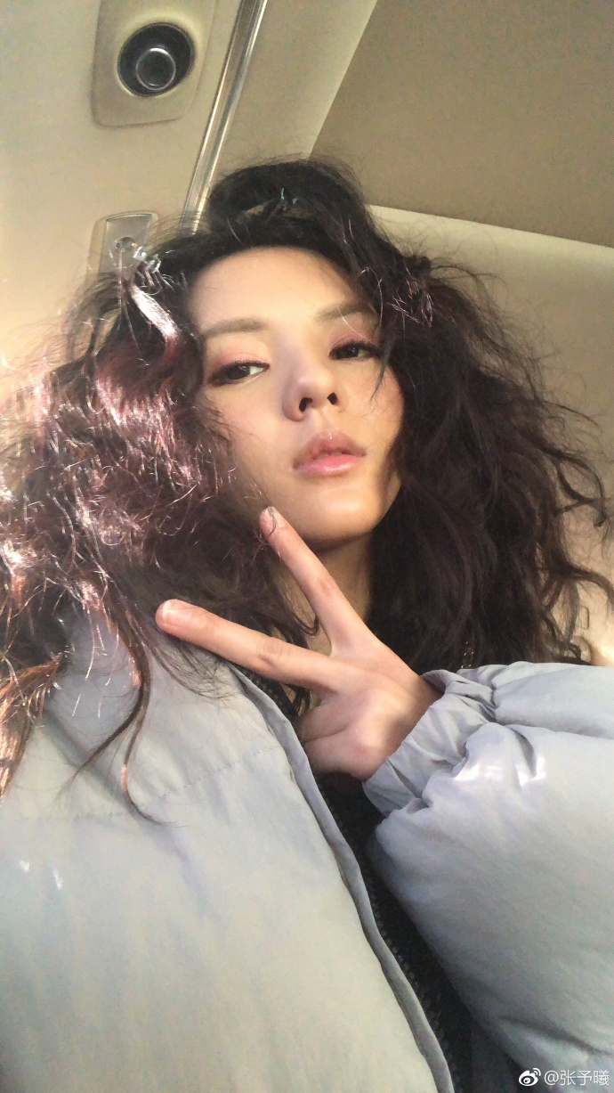 组图:"曦克牛仔"张予曦变摇滚酷girl 乌发蓬松对镜狂嗨