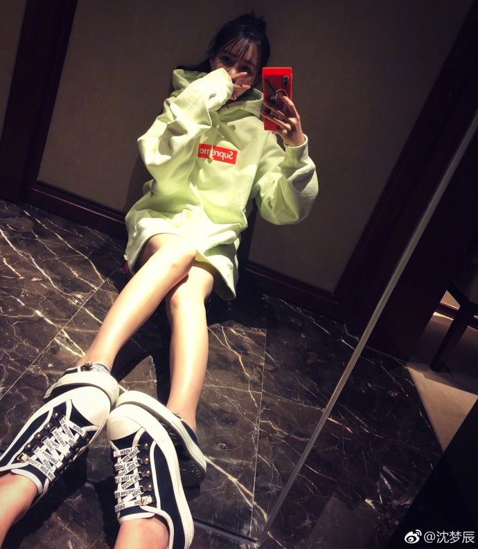 组图:沈梦辰下衣失踪坐地自拍 双腿细长白皙超吸睛