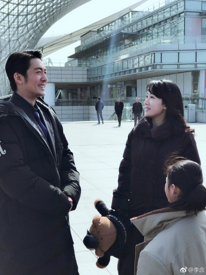 组图:李念张博带娃逛街 "一家三口"恩爱十足超幸福