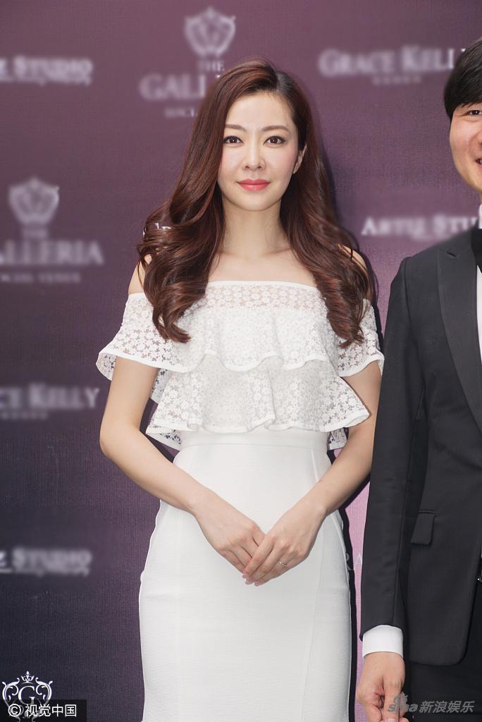 旧爱郭富城香港大婚 熊黛林秀美肩捞金表情淡定