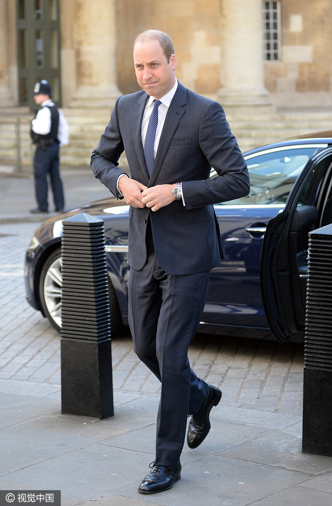 发际线去哪了威廉王子西装革履长腿吸睛