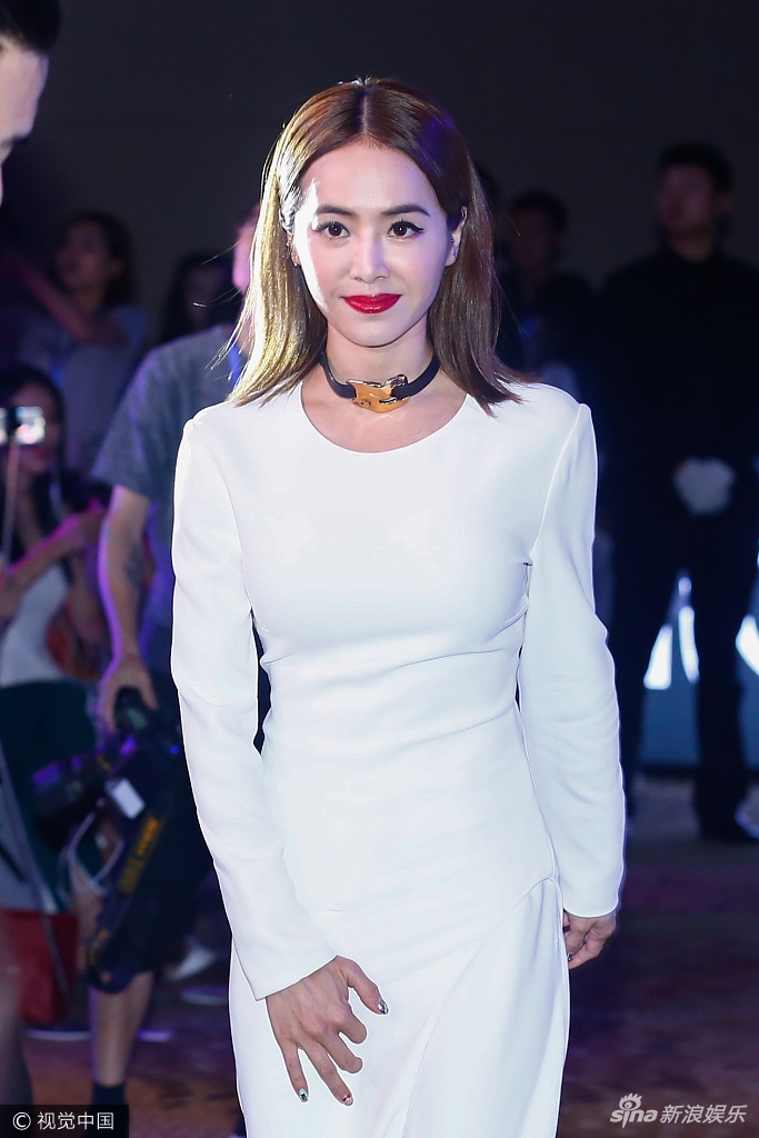 组图:美到发光!蔡依林红唇美艳 登台显女王范