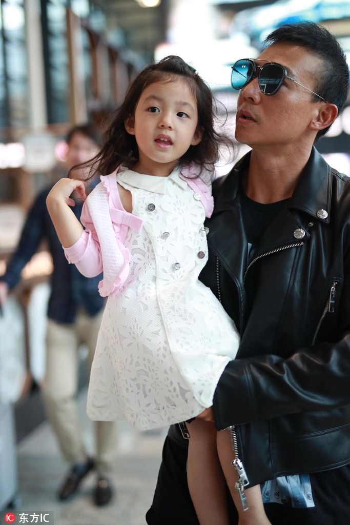 组图:小泡芙呆萌上线 刘畊宏无奈成抱娃道具