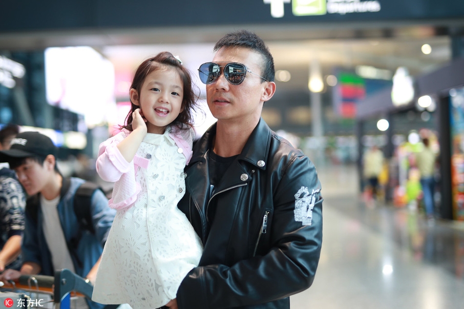 20 14:40:54 1 / 4 新浪娱乐讯 近日,刘畊宏和他的团宠女儿小泡芙现身