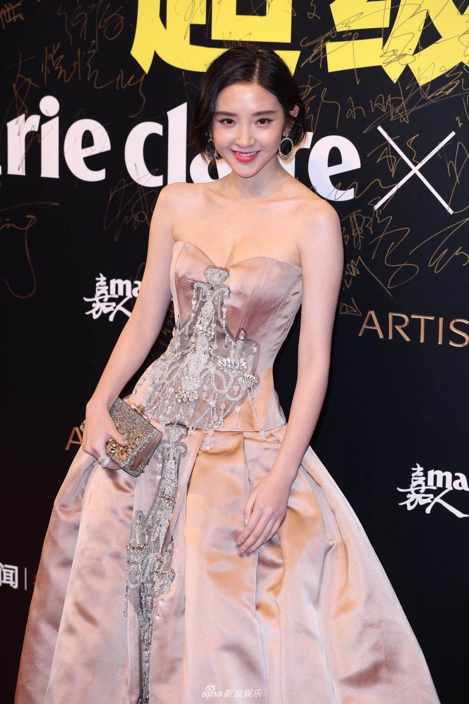 组图唐艺昕裸色抹胸裙性感亮相嘉人盛典甜美笑容点亮全场