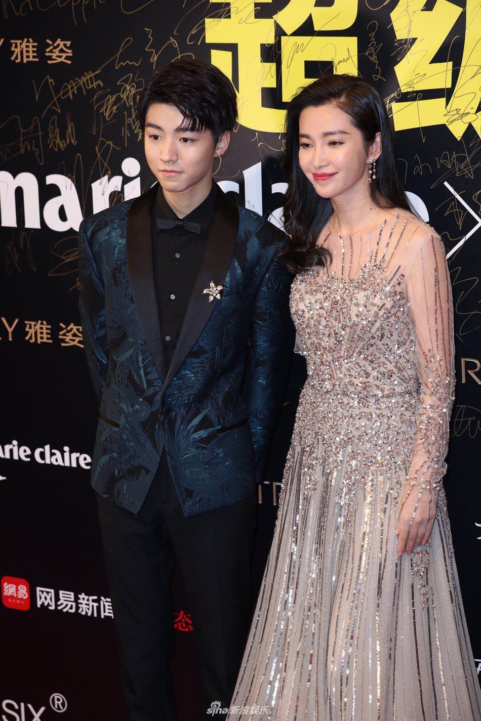 组图:李冰冰王俊凯搭档亮相嘉人红毯 李冰冰优雅大方王俊凯帅气
