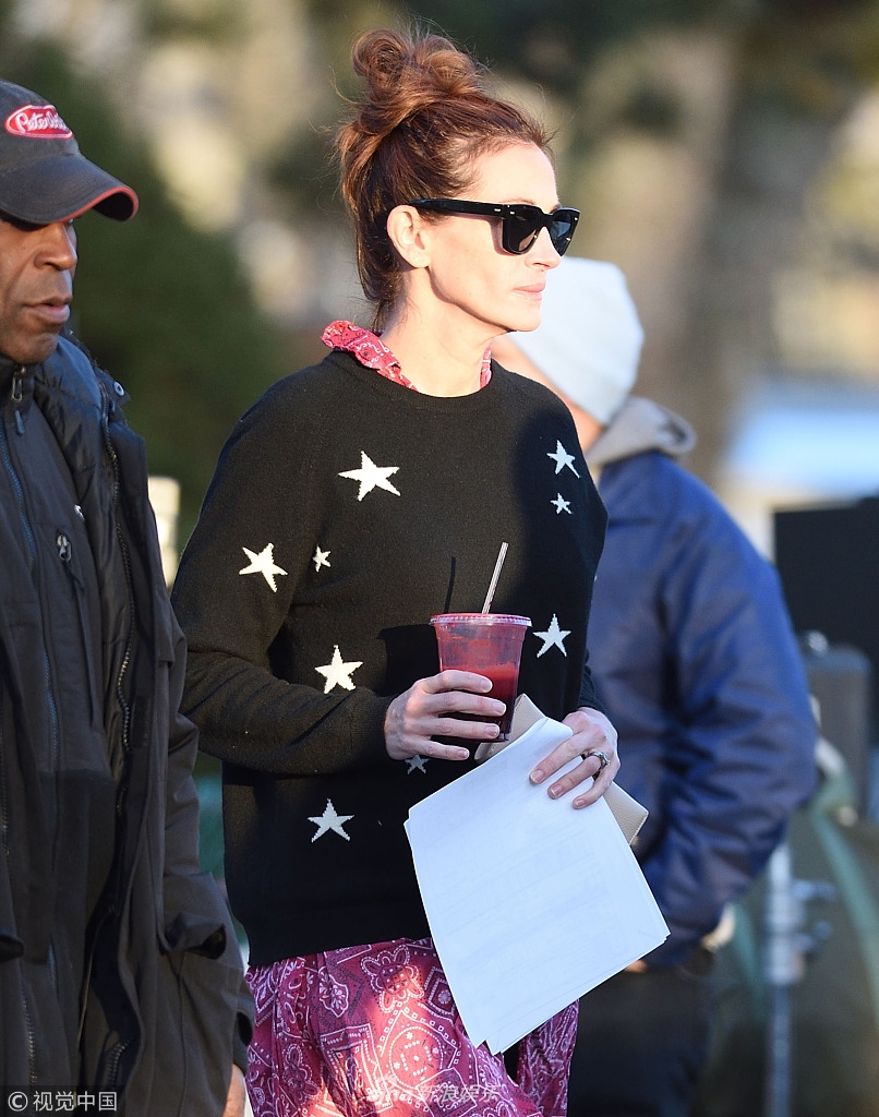 组图茱莉亚罗伯茨新戏热拍丸子头扮嫩穿短裙配毛衣秒变少女