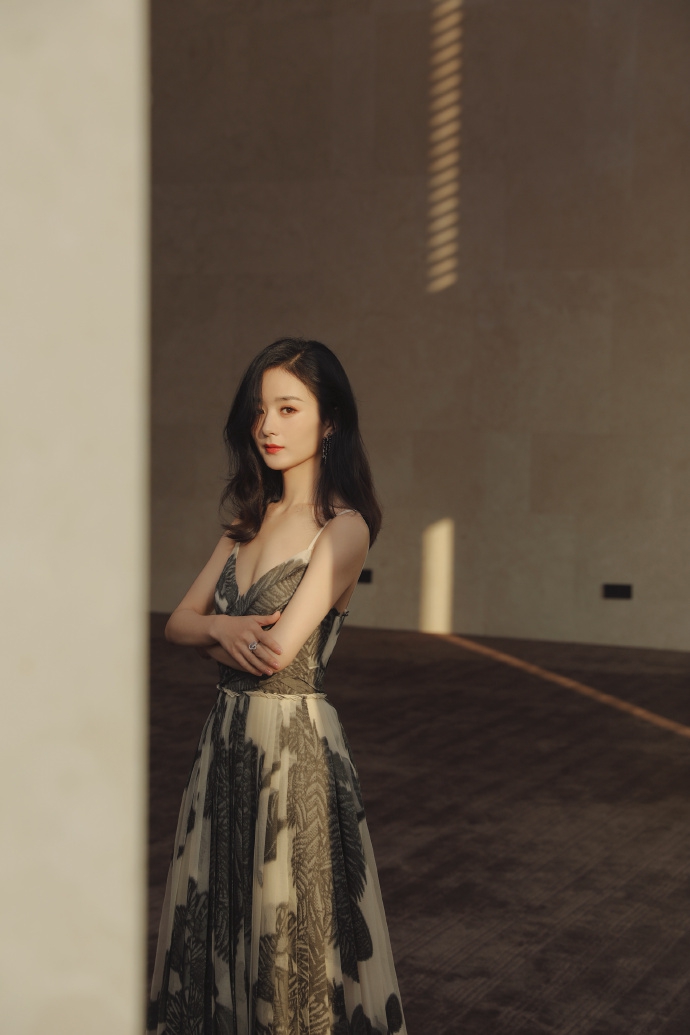 组图:赵丽颖开深v束蛮腰尽显好身材 "星星锁骨杀"精致又迷人