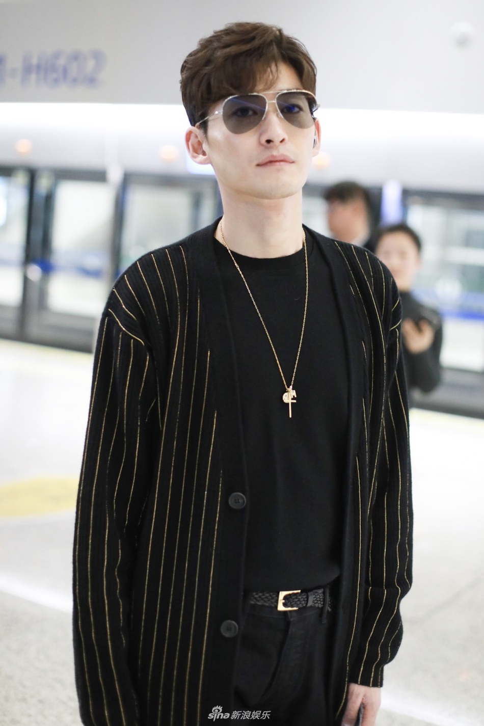 组图:芳心狙击手!张翰穿条纹上衣走路王子范 灿笑如花迷skr人