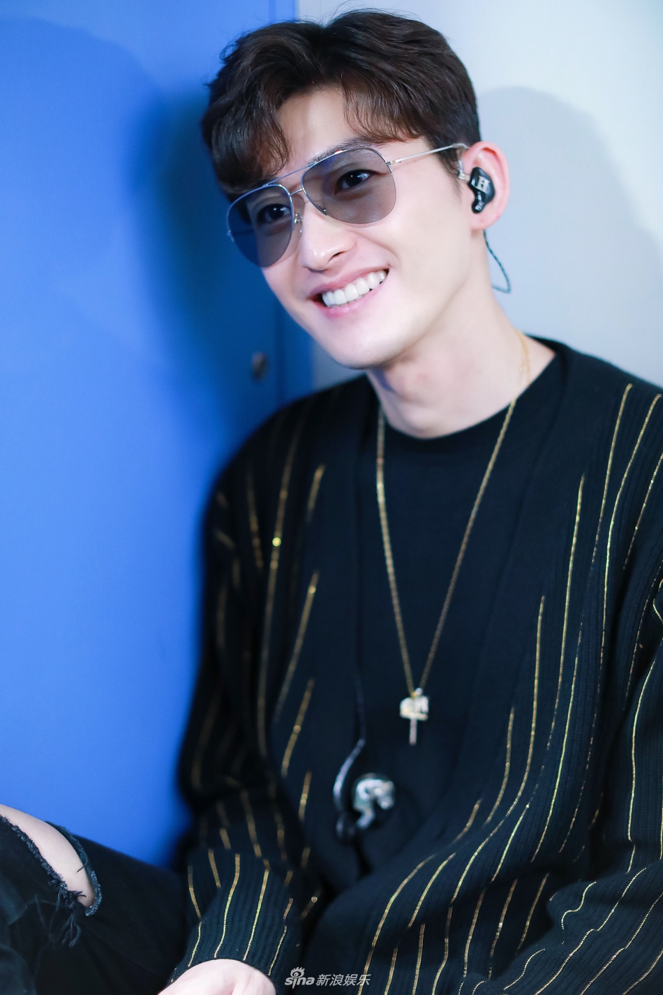 组图:芳心狙击手!张翰穿条纹上衣走路王子范 灿笑如花迷skr人