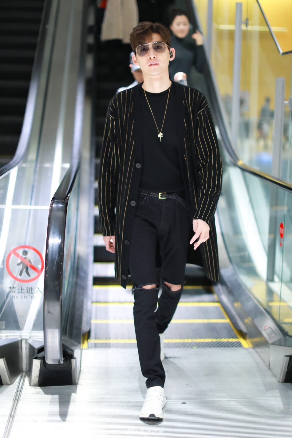 组图:芳心狙击手!张翰穿条纹上衣走路王子范 灿笑如花迷skr人